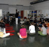 Personas sentadas durante el taller de musicoterapia